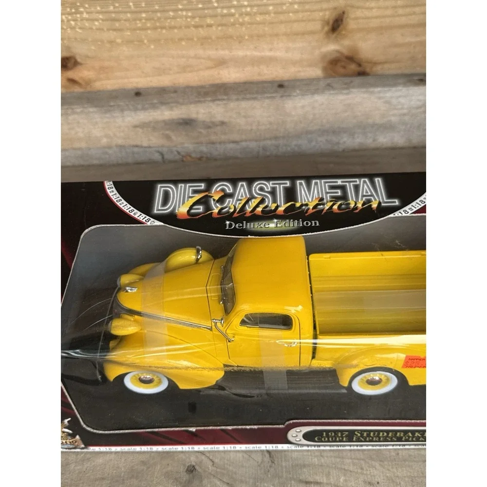 Road Signature‎ Deluxe Edition 1937 Studebaker Coupe Express Pick Up Truck 1:18